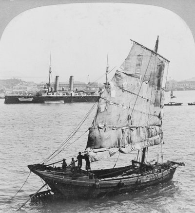 Chinese jonk en Brits oorlogsschip in de haven van Hong Kong, 1902 door Carlton Harlow Graves