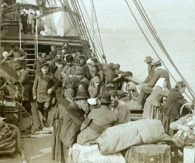 Russische pelgrims naar Jeruzalem aan boord van een schip in de haven van Beiroet door Carlton Harlow Graves