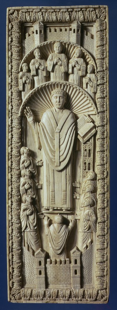 Een aartsbisschop tussen zijn koor, ca. 875 AD (ivoren paneel) door Carolingian School