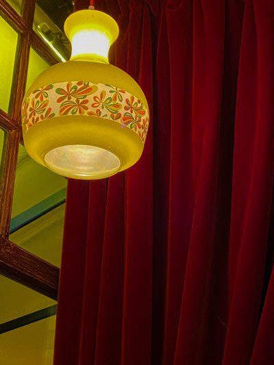 Compositie - Lamp en gordijnen, 2022 (foto) door Cécile Jamet