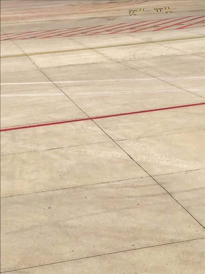 Compositie - Tarmac, 2019 (foto) door Cécile Jamet