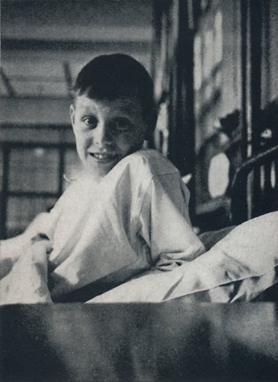 Een klein kind dat licht ademhaalt en zijn leven in elke ledemaat voelt, wat zou het weten door Cecil Beaton
