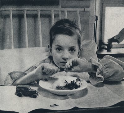 Een klein kind dat licht ademt en zijn leven in elke ledemaat voelt, wat zou het moeten weten door Cecil Beaton