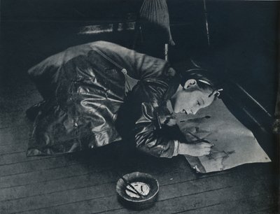 Een klein meisje dat achterblijft, stelt zich de tocht naar het platteland voor, 1941 door Cecil Beaton