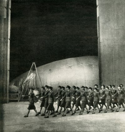 Bij een balloncentrum, ca. 1943 door Cecil Beaton