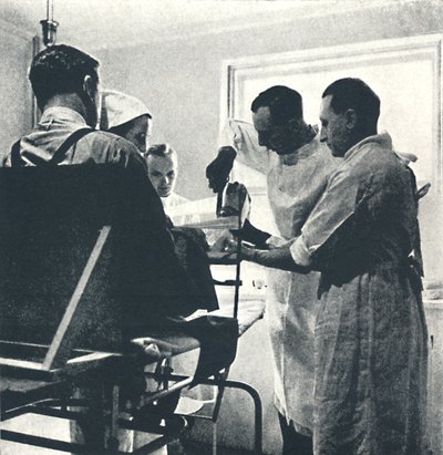 Herstellingsoord - Beschadigde enkel, 1941 door Cecil Beaton
