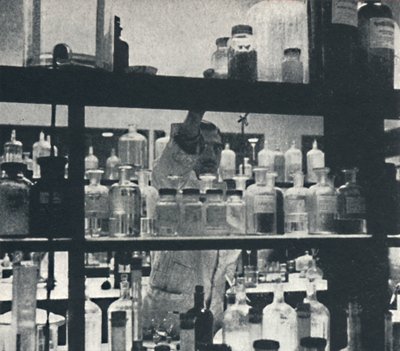 Experimenteel laboratorium: vliegtuigfabriek, 1941 door Cecil Beaton