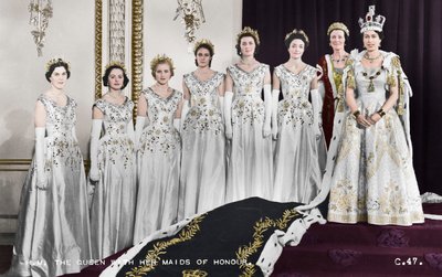HM Koningin Elizabeth II met haar Eermeisjes, De Kroning, 2 juni 1953 door Cecil Beaton