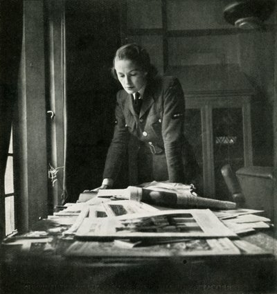 In de leeszaal, ca. 1943 door Cecil Beaton