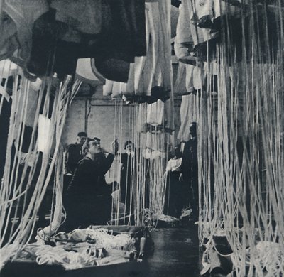 Levensweefgetouw test parachutes voor de Fleet Air Arm, 1941 door Cecil Beaton