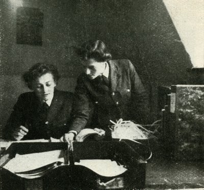 Op signaaldienst, ca. 1943 door Cecil Beaton