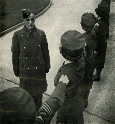 R.A.F. Sergeant oefent luchtvrouwen, c1943 door Cecil Beaton