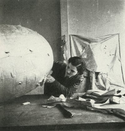 Reparatie van barrageballonnen, ca. 1943 door Cecil Beaton