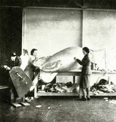 Reparatie van barrageballonnen door Cecil Beaton