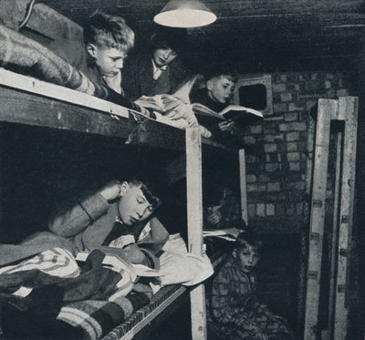 Slaapzaal voor schooljongens, 1941 door Cecil Beaton