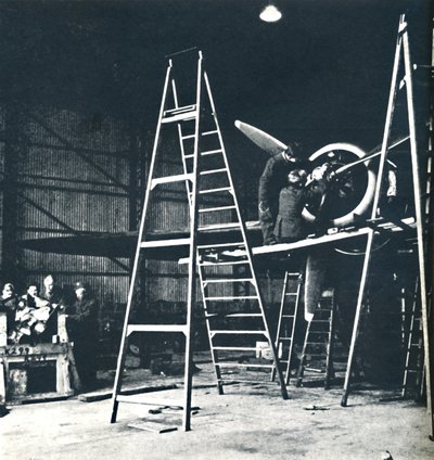 Het werk van de grondploegen is nooit klaar, 1941 door Cecil Beaton