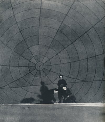 De web WAAFS werken aan een ballon, 1941 door Cecil Beaton