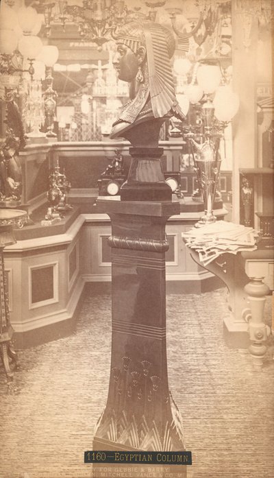Egyptische zuil, Mitchell, Vance & Co., Hoofdgebouw, Centennial Exhibition, Philadelphia door Centennial Photographic Co.