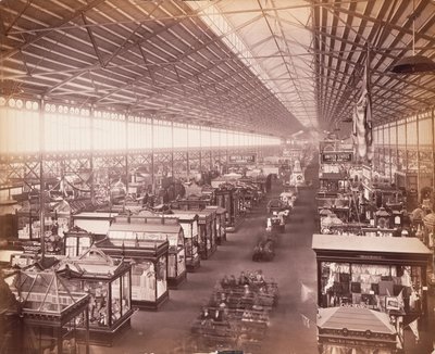 Hoofdgebouw, vanaf de oostelijke galerij, Centennial Exhibition, Philadelphia door Centennial Photographic Co.