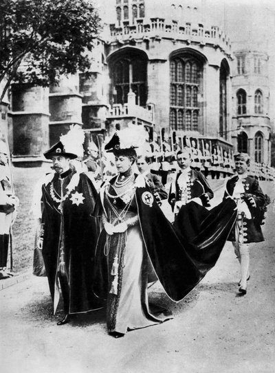 Koning George V en Koningin Mary in de gewaden van de Ridders van de Kousenband, Windsor, 1937 door Central Press