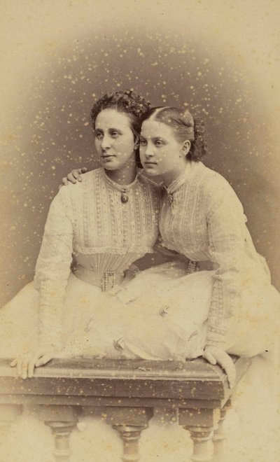 Portret van grootvorstin Alexandra Iosifovna en grootvorstin Olga Constantinovna van Rusland door Charles Bergamasco
