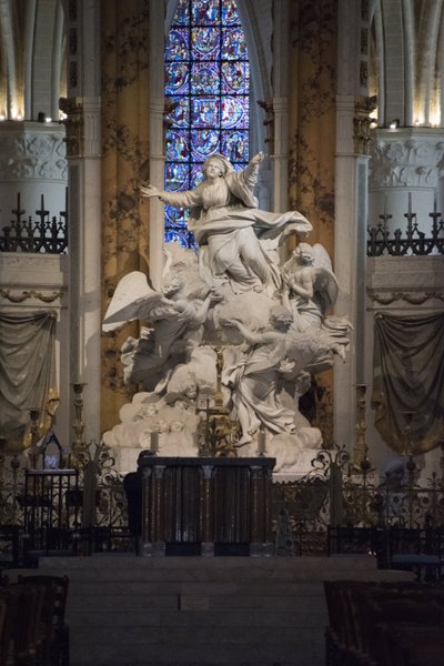 Binnenaanzicht van de Kathedraal van Chartres, het Meesteraltaar (beeldhouwwerk door Charles Antoine Bridan de Assumptie) door Charles Antoine Bridan