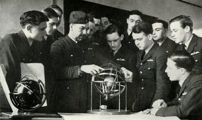 RAF-personeel leert navigatie tijdens de Tweede Wereldoorlog, 1941 door Charles Brown