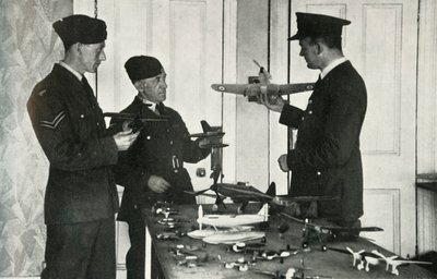 RAF-personeel leert vliegtuigen identificeren tijdens de Tweede Wereldoorlog, 1941 door Charles Brown