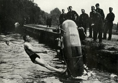 RAF-personeel leert een reddingsvlot te gebruiken, 1941 door Charles Brown