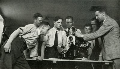 RAF-personeel ontvangt instructie over vliegtuigmotoren, 1941 door Charles Brown