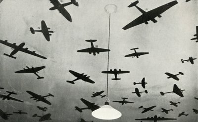 Silhouetten van militaire vliegtuigen...op een RAF-trainingsschool tijdens de Tweede Wereldoorlog, 1941 door Charles Brown