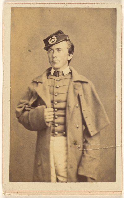 [Ongeïdentificeerde soldaat uit de Burgeroorlog staat, een hand houdt zijn overjas vast]. door Charles DeForest Fredricks