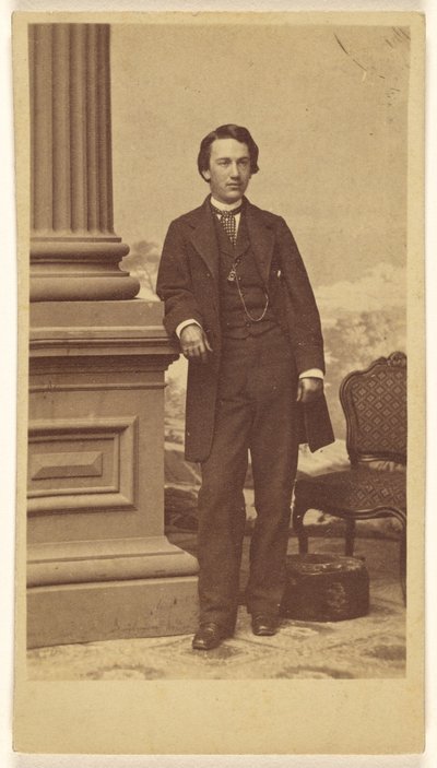 [Ongeïdentificeerde jongeman, staand] door Charles DeForest Fredricks