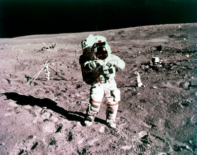 Astronaut John Young op het maanoppervlak, Apollo 16 missie, 21 april 1972 door Charles Duke