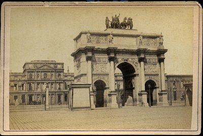 Frankrijk, Île-de-France, Parijs (75): De Arc de Triomphe du Carrousel met de gebouwen in ruïnes van de Tuileries imperiales door Charles & Fontaine Pierre (1762 1853) Percier