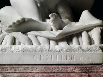 Een levensgrote figuur van Rhodopis op sokkel door Charles Francis Fuller