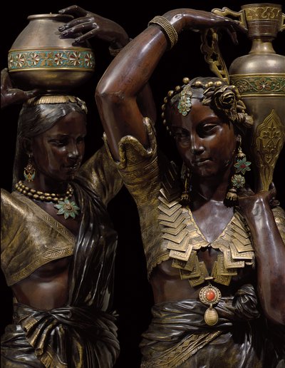 Detail van twee bronzen fakkeldragers in de vorm van Indiase vrouwen die vazen dragen door Charles Henri Joseph Cordier