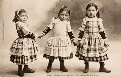 Oude ansichtkaart Kinderen van Guengat Finistere Bretagne Frankrijk door Augustus Kollner