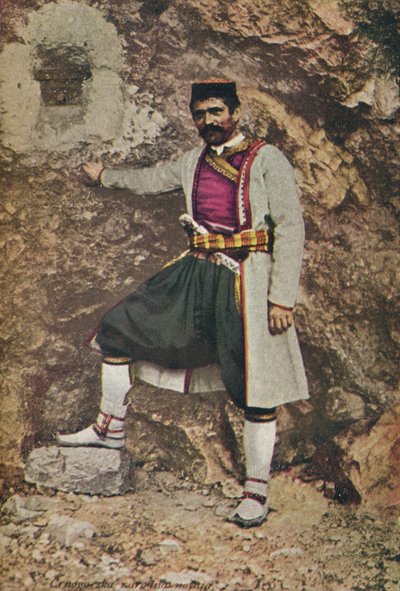 Een Montenegrijn in feestkostuum, ca. 1913 door Charles J. S. Makin