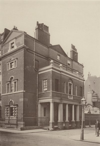 Hoekhuis, South Audley Street, West door Charles Latham