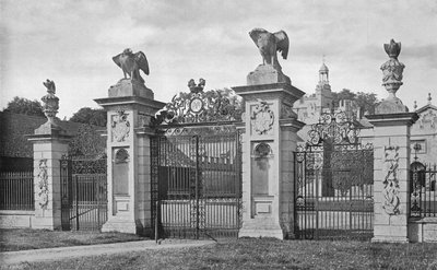 Drayton: De Voorhofpoorten door Charles Latham