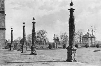 Oostelijke voorhof door Charles Latham
