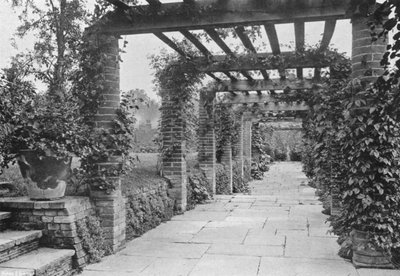 Kijkend naar het Zuiden langs de Pergola door Charles Latham