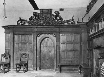 Scherm in de Benedenhal, Datum 1558 door Charles Latham