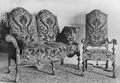 Set van Walnootstoelen en Bank Bekleed met Engels Fluweel door Charles Latham