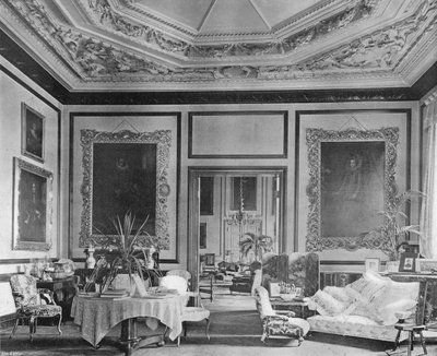 De Antichambre door Charles Latham