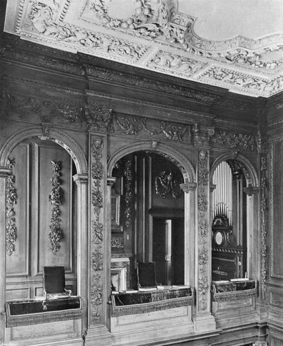 De Bogen en Houtsnijwerken van de Kapel Galerij door Charles Latham