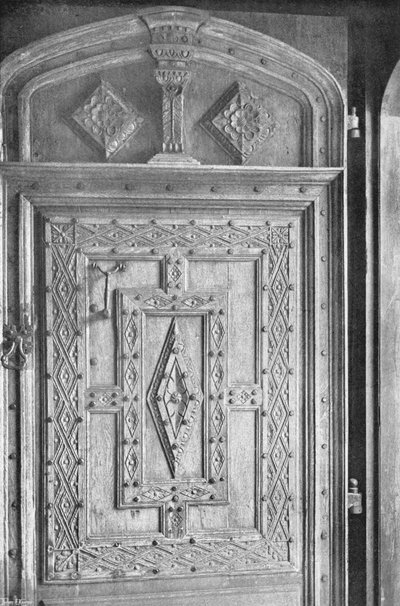 De gebeeldhouwde eikenhouten deur door Charles Latham