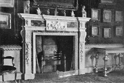 De schoorsteenmantel in de fluwelen kamer door Charles Latham