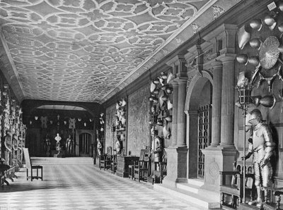 Het klooster of de wapenkamer door Charles Latham